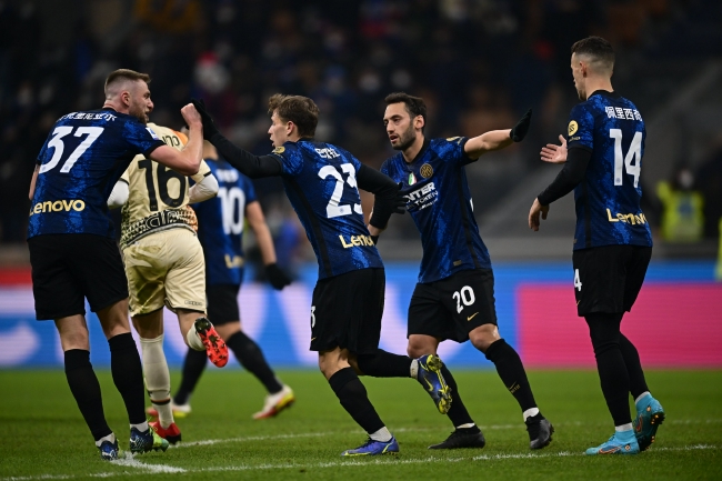 凯利这个被动，连着几次找霍伊伦最后还是没找到，（凯利过于被动，屡次寻霍伊伦仍无果）