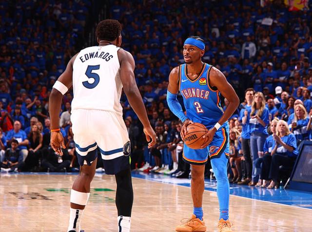 受伤的彭啸进入战上海U20的替补席，此前球员遭遇韧带损伤（曾遭韧带损伤，彭啸进入对阵上海U20之战替补席）