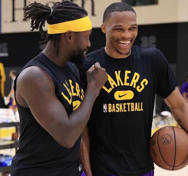 3连胜仅丢1球！奥纳纳获土超10月最佳，直言要赢更多荣誉（三连胜仅失一球，奥纳纳荣膺土超10月最佳：誓夺更多荣誉）