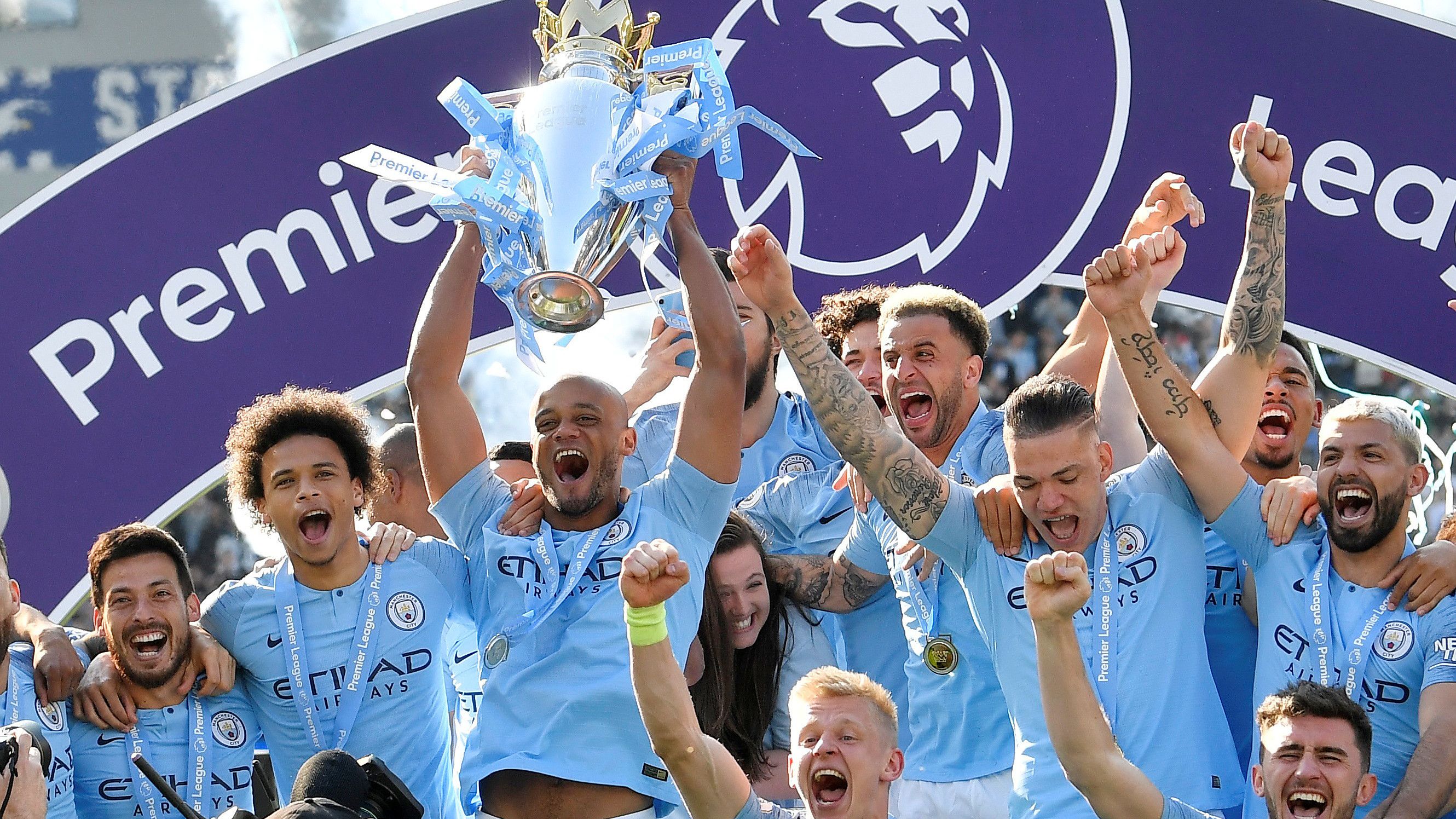 胡金秋溜底2分命中，广厦一波12-4扩大领先至18分（胡金秋底线突破取2分，广厦轰出12-4攻势将分差拉大至18分）