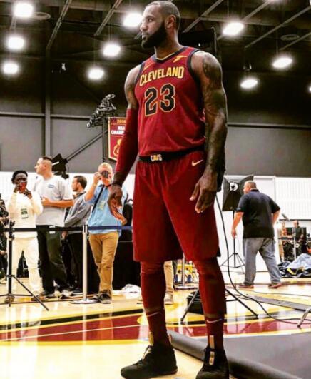 广东男篮主场负于山西，失误频繁，磨合不足，首战失利，需加强调整。（广东男篮主场不敌山西，失误过多磨合不畅，开门黑亟待调整）