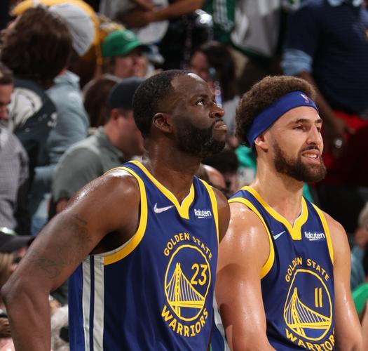 前锋关键时刻进球锁定胜利（前锋关键一击定胜局）