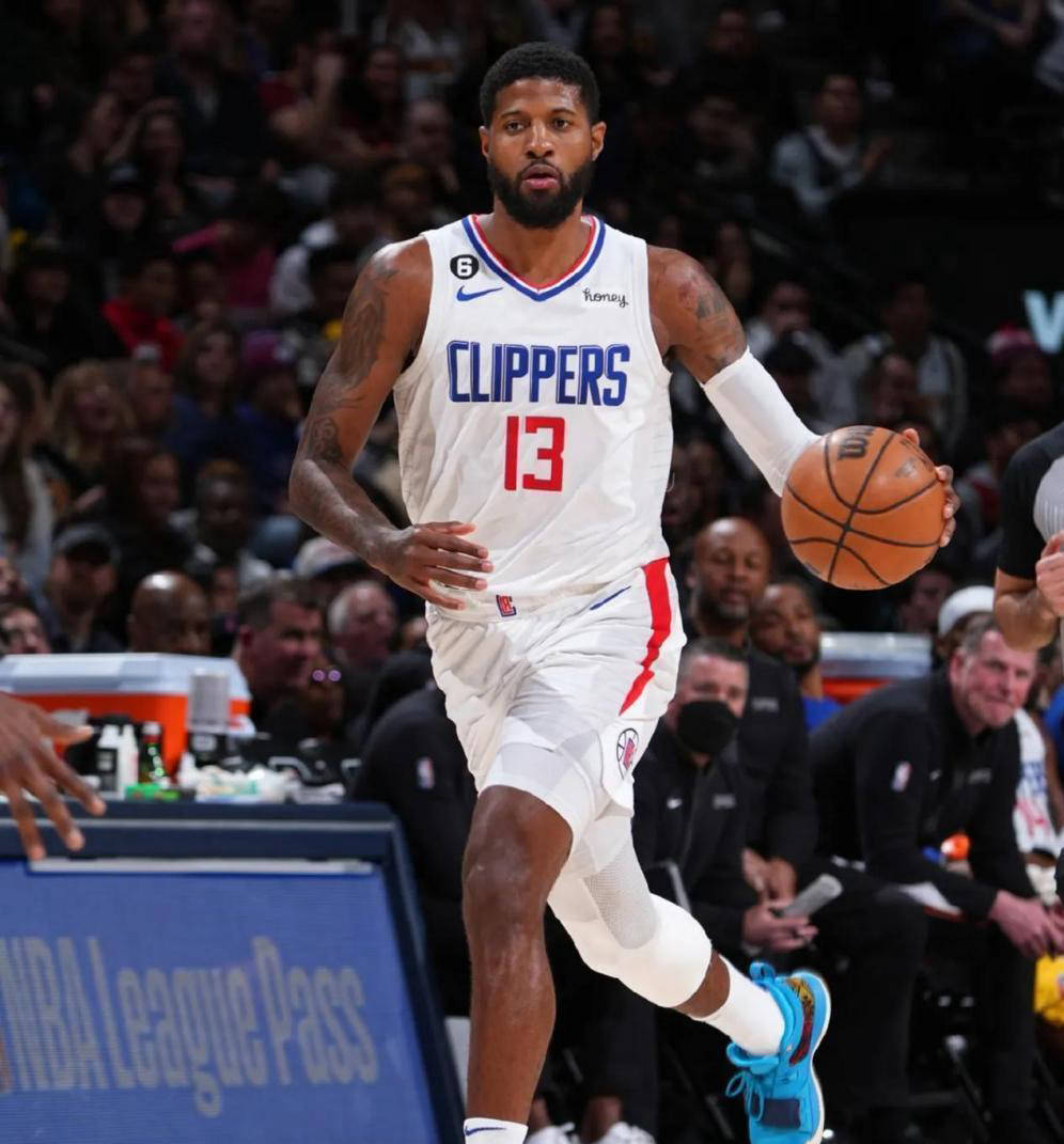 意乙巴里队客场0-5惨败，在返程航班上球迷与球员发生冲突（意乙巴里客场0-5失利，返程航班上球迷与球员爆发冲突）