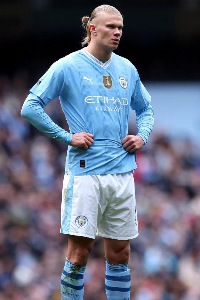 网红“小溥仪”现场观战北京国安比赛，与张稀哲合影留念（“小溥仪”网红现身国安主场观赛，与张稀哲同框留念）