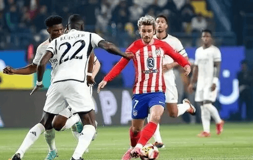 拉卡泽特回到酋长球场，观看并解说枪手对阵拜仁的比赛