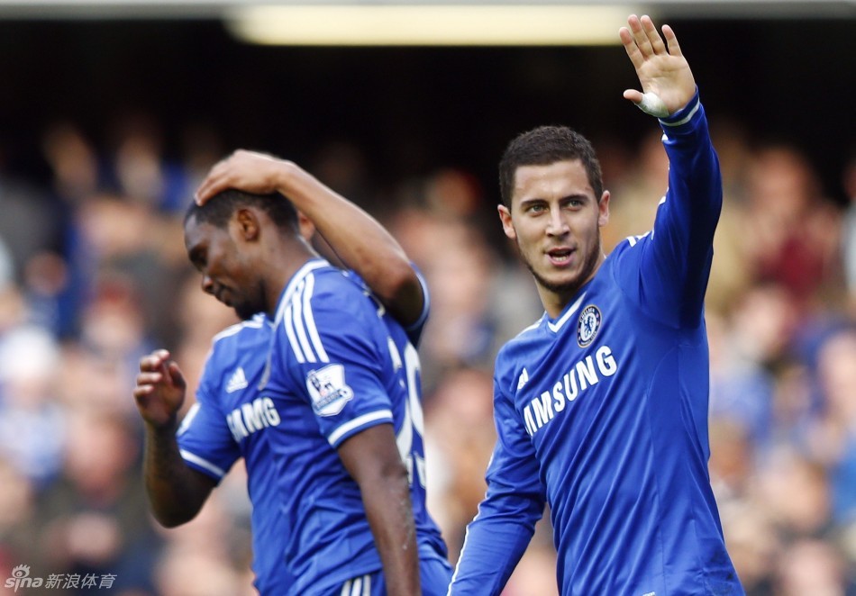 霍伊伦德梅开二度 那不勒斯击败尤文后登上意甲榜首（霍伊伦德双响，那不勒斯力克尤文登顶意甲榜首）